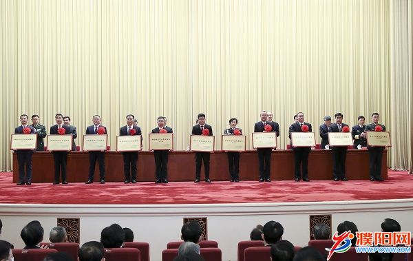 1.12月15日，副市長、市公安局黨委書記、局長王延青在北京領(lǐng)取“平安中國建設(shè)先進集體”獎牌。.jpg