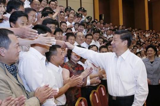 2013年8月,習(xí)近平在沈陽(yáng)會(huì)見全國(guó)群眾體育先進(jìn)單位、先進(jìn)個(gè)人代表和全國(guó)體育系統(tǒng)先進(jìn)集體、先進(jìn)工作者代表。來(lái)源:新華網(wǎng)
