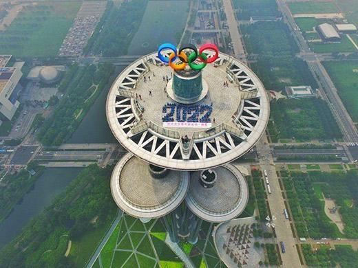 2016年7月23日，200名來(lái)自首都高校的大學(xué)生志愿者在奧林匹克塔上組成“2022”字樣，表達(dá)對(duì)冬奧會(huì)的期盼與祝福。（圖片來(lái)源：北京2022年冬奧會(huì)和冬殘奧會(huì)組織委員會(huì)網(wǎng)站）