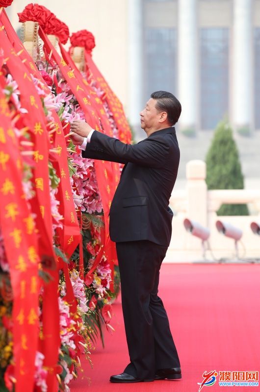 9月30日上午，黨和國家領(lǐng)導人習近平、李克強、張德江、俞正聲、劉云山、王岐山、張高麗等來到北京天安門廣場，出席烈士紀念日向人民英雄敬獻花籃儀式。這是習近平整理花籃上的緞帶。新華社記者 姚大偉 攝.jpg