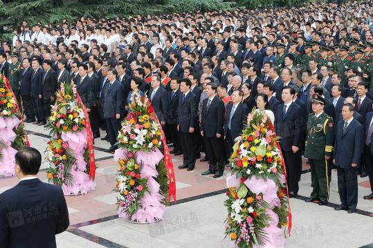 烈士紀(jì)念日省會(huì)各界代表舉行公祭活動(dòng) 謝伏瞻陳潤(rùn)兒出席