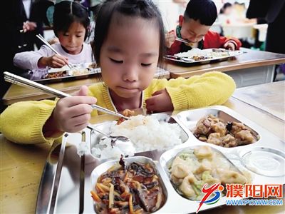 學(xué)生在校吃上豐富的午餐