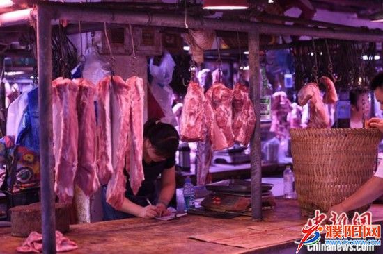 資料圖為重慶一農貿市場內的商家掛滿充足的豬肉。<a target='_blank'  data-cke-saved-href='http://www.chinanews.com/' href='http://www.chinanews.com/'><p  align=