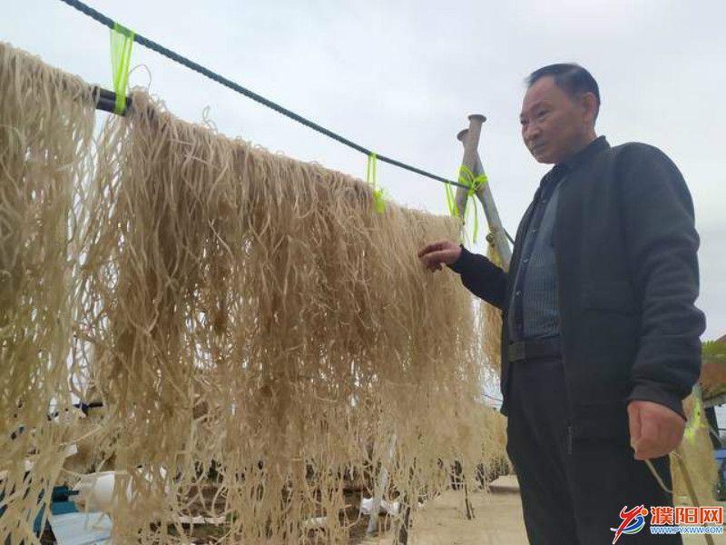 以前因病致貧，如今帶民致富。王明來(lái) 攝