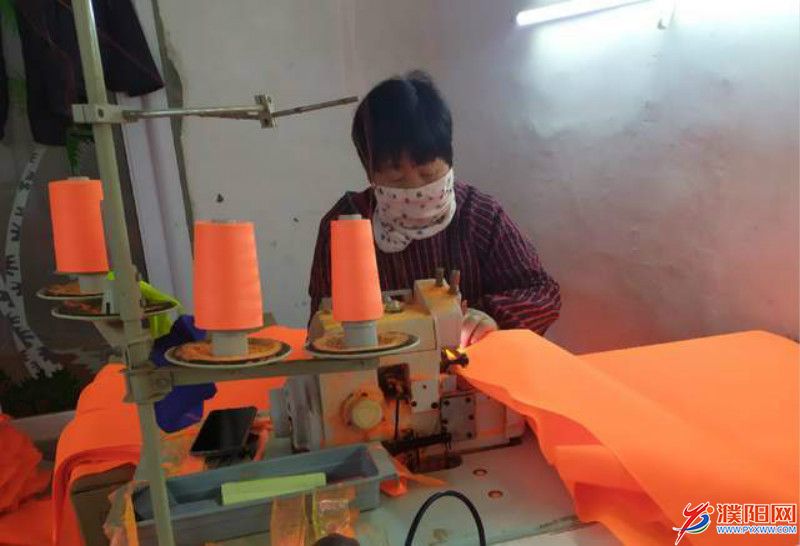工人正在加工反光衣 李娟 攝