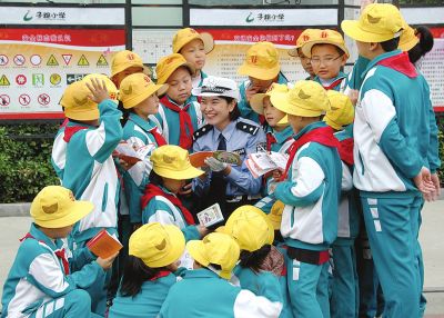 公安民警進(jìn)校園普法