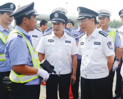 副省長(zhǎng)、省公安廳廳長(zhǎng)許甘露(前排右一）調(diào)研濮陽(yáng)公安工作