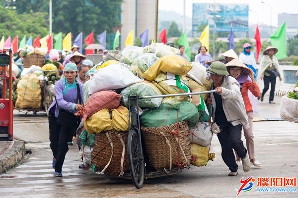 繁忙的河口口岸（馬熙騰  攝）.jpg
