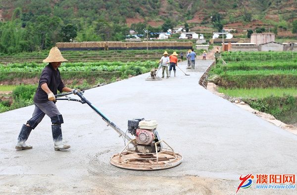 圖為大橋鄉(xiāng)大平地村施工人員正在鋪筑通往大平地村的水泥路。（胡彥輝  攝）IMG_1366.JPG