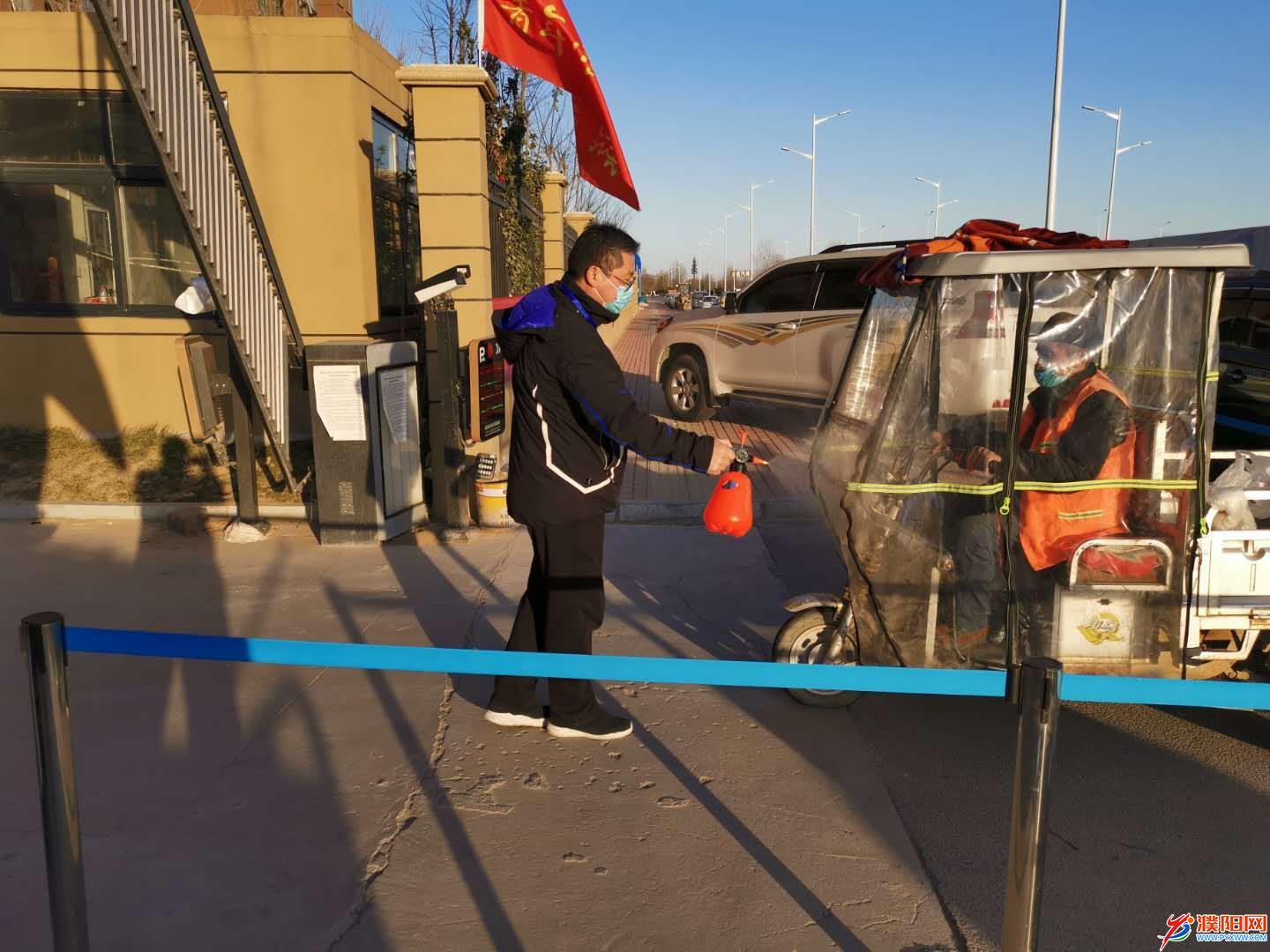 為過往車輛消毒.jpg