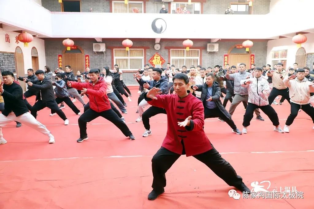 陳炳帶領(lǐng)弟子練習(xí)太極拳.jpg