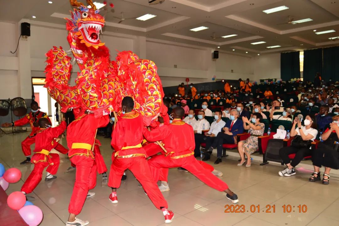 剛果武術(shù)協(xié)會舞龍、舞獅助興“春晚”.jpg