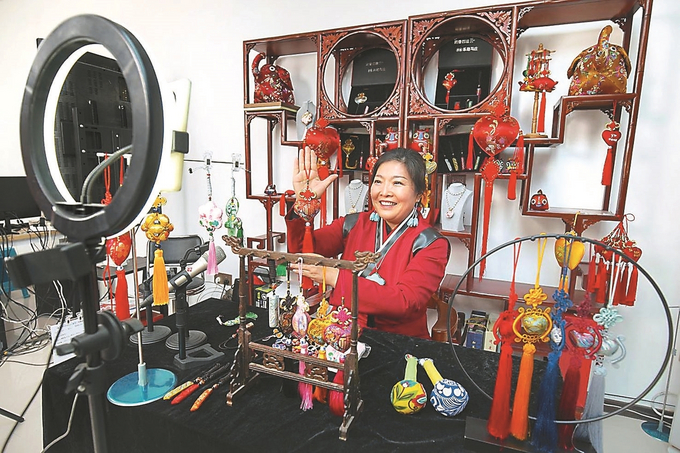 馬莊村黨委副書記、村委會主任王俠在香包直播工作室與網(wǎng)友互動。 張濤 攝
