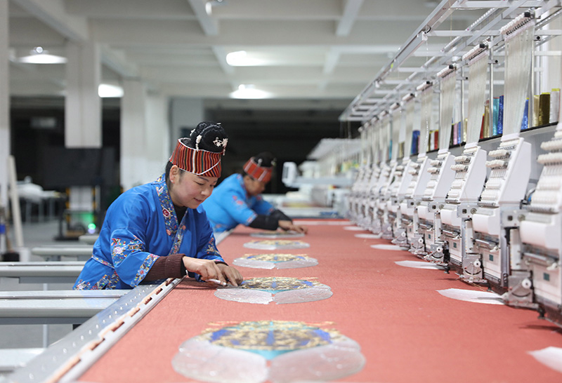 2023年2月13日，貴州省黔東南苗族侗族自治州施秉縣工業(yè)園區(qū)，工人在機繡車間作業(yè)。