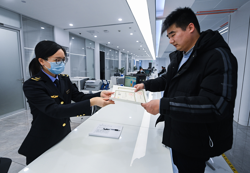 2023年2月8日，浙江省湖州市吳興區(qū)，企業(yè)負責人在中小微企業(yè)一站式服務平臺領取營業(yè)執(zhí)照。