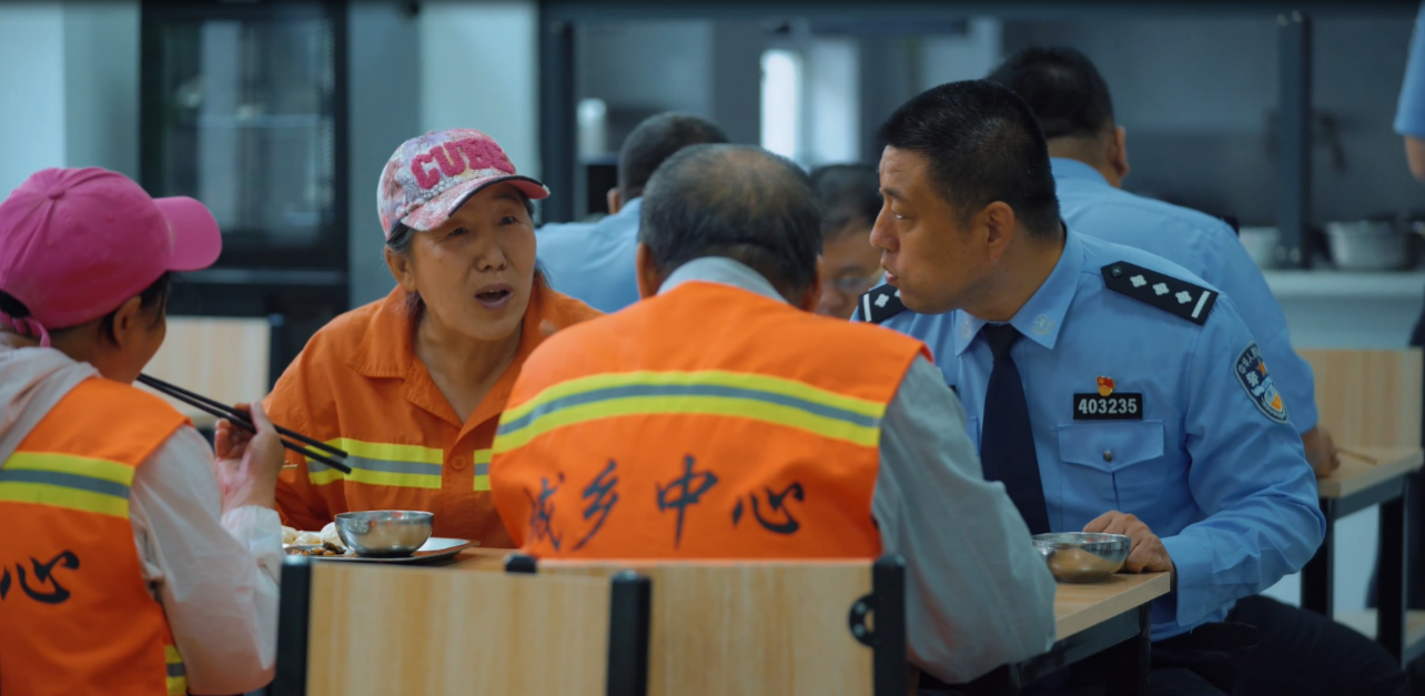 雷鋒派出所為環(huán)衛(wèi)工人提供休息場所和免費早餐。    撫順市望花區(qū)委宣傳部供圖