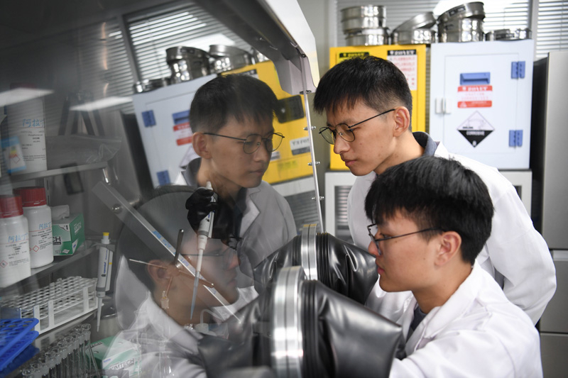 2022年10月19日，中國科學技術大學地球和空間科學學院研究員、青年教師郝記華（后）在實驗室與學生交流。