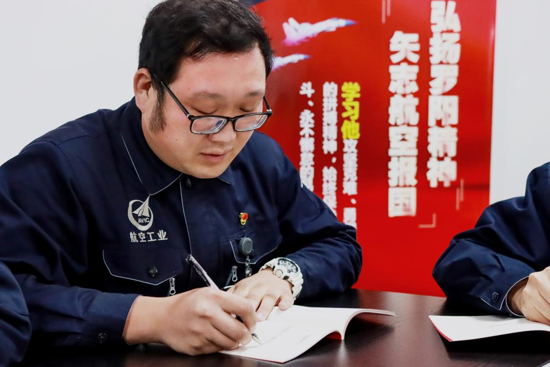 方文墨在進行理論知識學習。    航空工業(yè)沈飛黨委宣傳部供圖