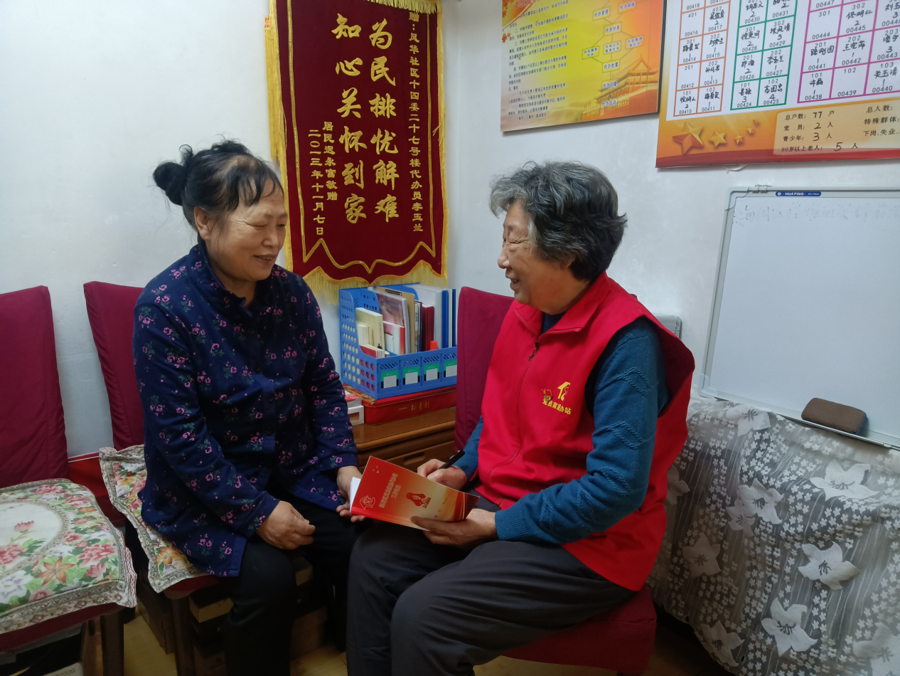 雷鋒社區(qū)志愿者做好居民心理疏導。    撫順市望花區(qū)委宣傳部供圖