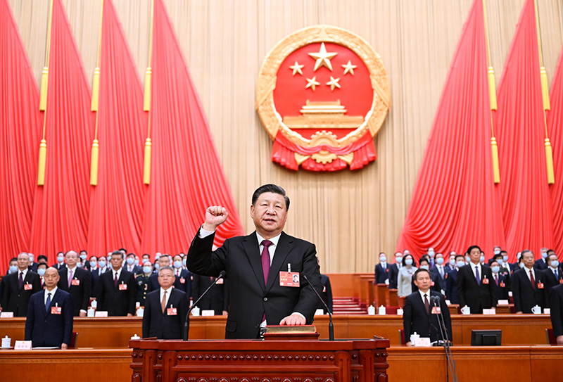 2023年3月10日，十四屆全國人大一次會議在北京人民大會堂舉行第三次全體會議。習(xí)近平全票當(dāng)選為中華人民共和國主席、中華人民共和國中央軍事委員會主席。這是習(xí)近平進(jìn)行憲法宣誓。