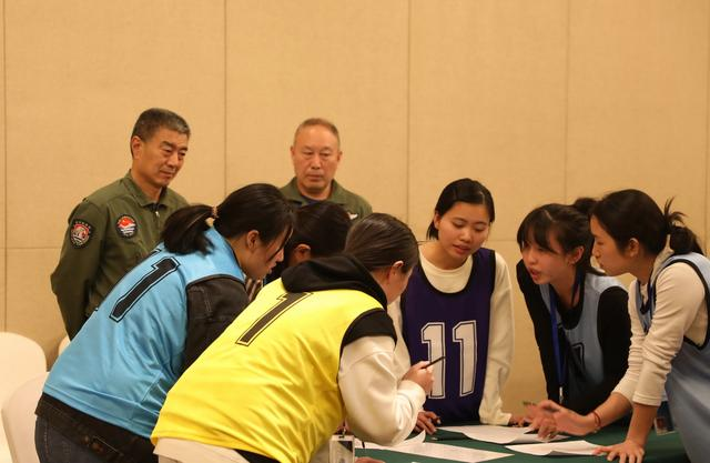 2023年4月4日，參加海軍招飛選拔的學生在心理選拔環(huán)節(jié)討論發(fā)言，海軍飛行人才心理選拔專家對參檢學生進行活動觀察。