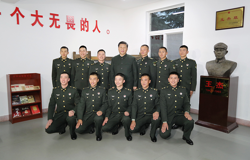 2017年12月13日，中共中央總書記、國家主席、中央軍委主席習近平到第71集團軍視察。這是習近平同“王杰班”戰(zhàn)士合影。