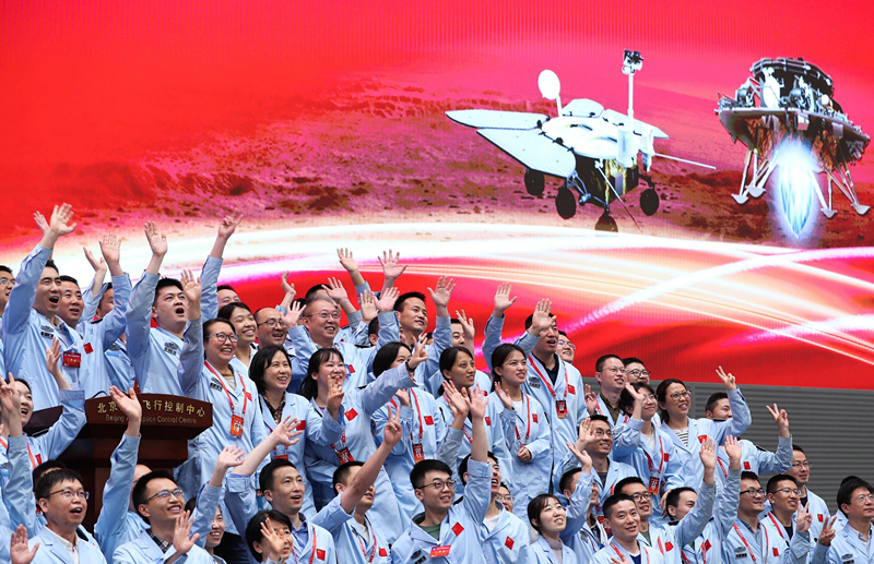 2021年5月15日，北京航天飛行控制中心青年科技人才群體慶祝我國首次火星探測(cè)任務(wù)著陸火星成功。 