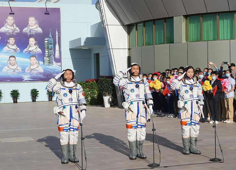 2022年6月5日，神舟十四號(hào)載人飛行任務(wù)航天員乘組出征儀式在酒泉衛(wèi)星發(fā)射中心問天閣廣場舉行。