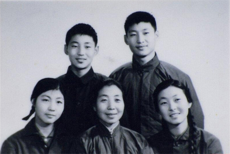 1972年冬，齊心和子女們。前排右起：齊橋橋、齊心、習(xí)安安。后排右起：習(xí)近平、習(xí)遠(yuǎn)平。