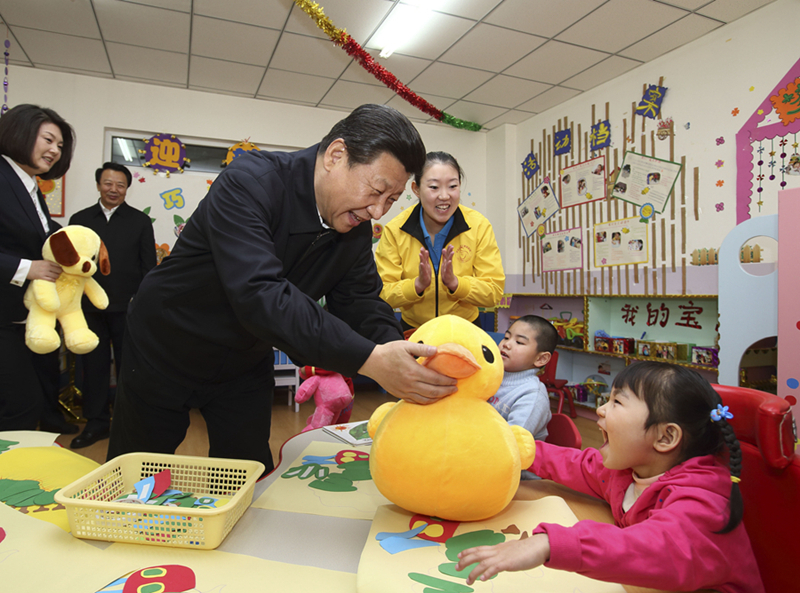 2014年1月28日，習(xí)近平總書(shū)記來(lái)到內(nèi)蒙古自治區(qū)呼和浩特市兒童福利院看望孩子們并贈(zèng)送新春禮物。