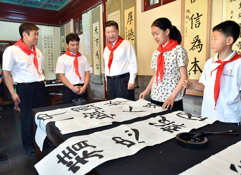 2014年5月30日，習(xí)近平總書(shū)記來(lái)到北京市海淀區(qū)民族小學(xué)，參加慶?！傲弧眹?guó)際兒童節(jié)活動(dòng)。
