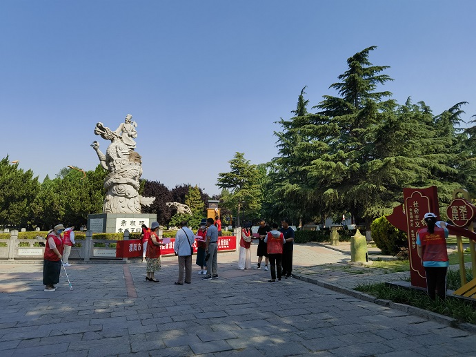 1、2023年6月13日，戚城景區(qū)園內(nèi)，濮陽(yáng)市戚城文物景區(qū)管理處，開(kāi)展“倡導(dǎo)文明健康綠色環(huán)保生活方式——低碳生活從我做起”志愿宣傳活動(dòng).jpg