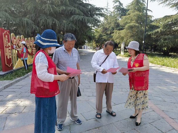 3、2023年6月13日，戚城景區(qū)園內(nèi)，濮陽(yáng)市戚城文物景區(qū)管理處，開(kāi)展“倡導(dǎo)文明健康綠色環(huán)保生活方式——低碳生活從我做起”志愿宣傳活動(dòng).jpg