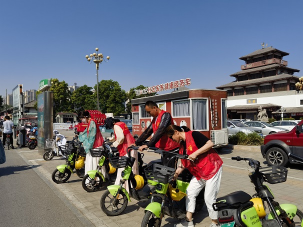 7、2023年6月13日，戚城景區(qū)園內(nèi)，濮陽(yáng)市戚城文物景區(qū)管理處，開(kāi)展“倡導(dǎo)文明健康綠色環(huán)保生活方式——低碳生活從我做起”志愿宣傳活動(dòng).jpg