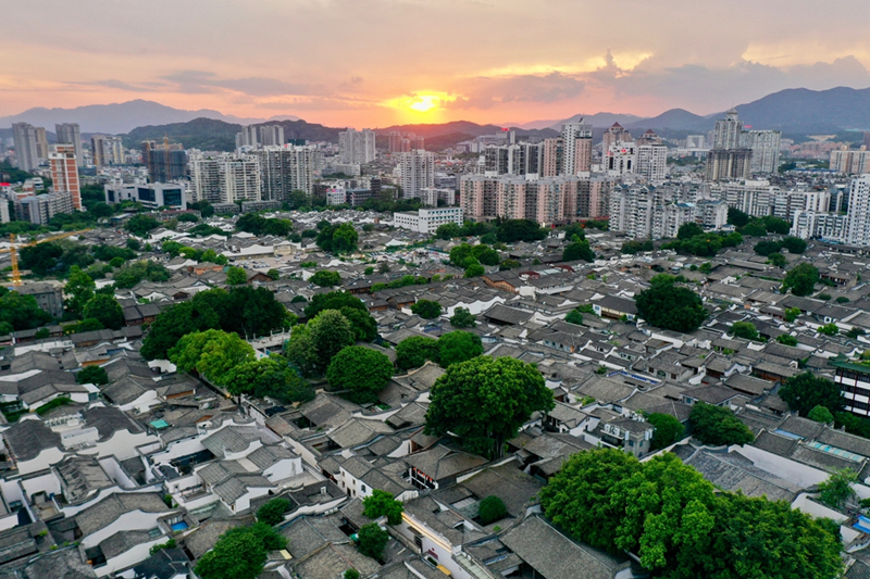 2021年7月10日，夕陽映照下的福州三坊七巷文化歷史街區(qū)。