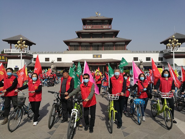 3-1.2021年5月，濮統(tǒng)騎行隊(duì)在戚城公園宣傳綠色出行.jpg