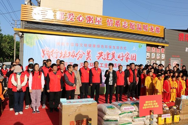 0.中共濮陽市委宣傳部常務(wù)副部長岳春青在慶五一關(guān)愛環(huán)衛(wèi)工活動中講話.JPG