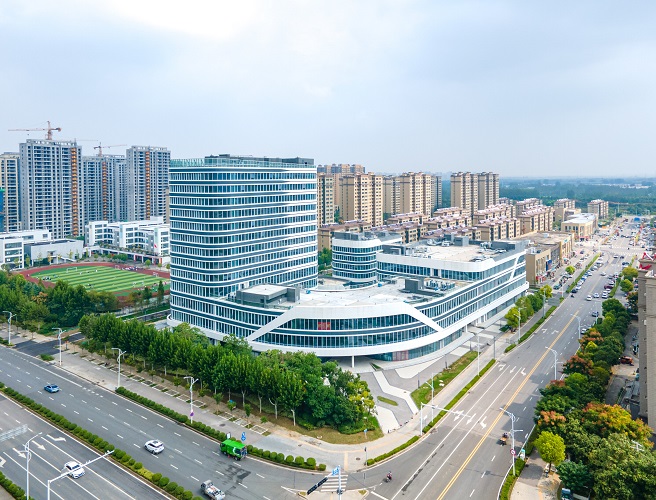 徐州在城市建設(shè)中堅(jiān)持人民至上理念，圍繞居民衣食住行、安居樂(lè)業(yè)等補(bǔ)齊公共服務(wù)設(shè)施建設(shè)短板，全力推進(jìn)15分鐘生活圈建設(shè)，“圈”出了居民生活的便利，更“圈”出居民的獲得感、幸福感。圖為小韓商業(yè)中心，建成后，滿足了周邊居民公共服務(wù)和社交生活等多類需求。。孫博宇 攝_proc.jpg