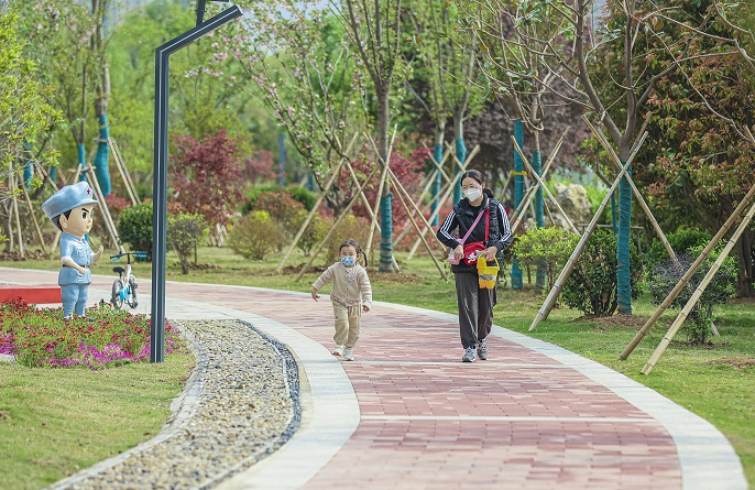 市民在老龍?zhí)缎蓍e公園游玩1_proc.jpg