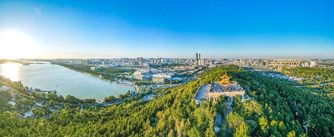 連日來(lái)，陽(yáng)光燦爛，秋高氣爽。不少市民和家人、朋友一起登上云龍山遠(yuǎn)眺，秀美的城市風(fēng)光盡收眼底，“一城青山半城湖”的美景令人心曠神怡。孫博宇 攝_proc.jpg