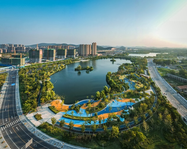 集生態(tài)景觀、休閑健身、防汛泄洪功能于一身的泉潤(rùn)公園，是由采煤塌陷區(qū)修復(fù)而成。如今樹木蔥蘢，碧波蕩漾，為居民休閑健身提供了優(yōu)美的環(huán)境，已成為徐州西區(qū)一道靚麗的風(fēng)景線。孫博宇 攝_proc.jpg