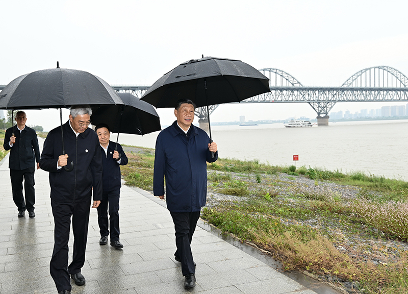 2023年10月10日，習(xí)近平總書(shū)記在江西省九江市長(zhǎng)江國(guó)家文化公園九江城區(qū)段考察時(shí)，冒雨沿江堤步行察看沿岸風(fēng)貌。