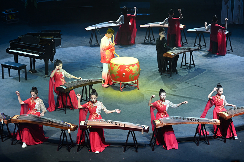 新年前夕，國(guó)家主席習(xí)近平通過中央廣播電視總臺(tái)和互聯(lián)網(wǎng)，發(fā)表二〇二四年新年賀詞。