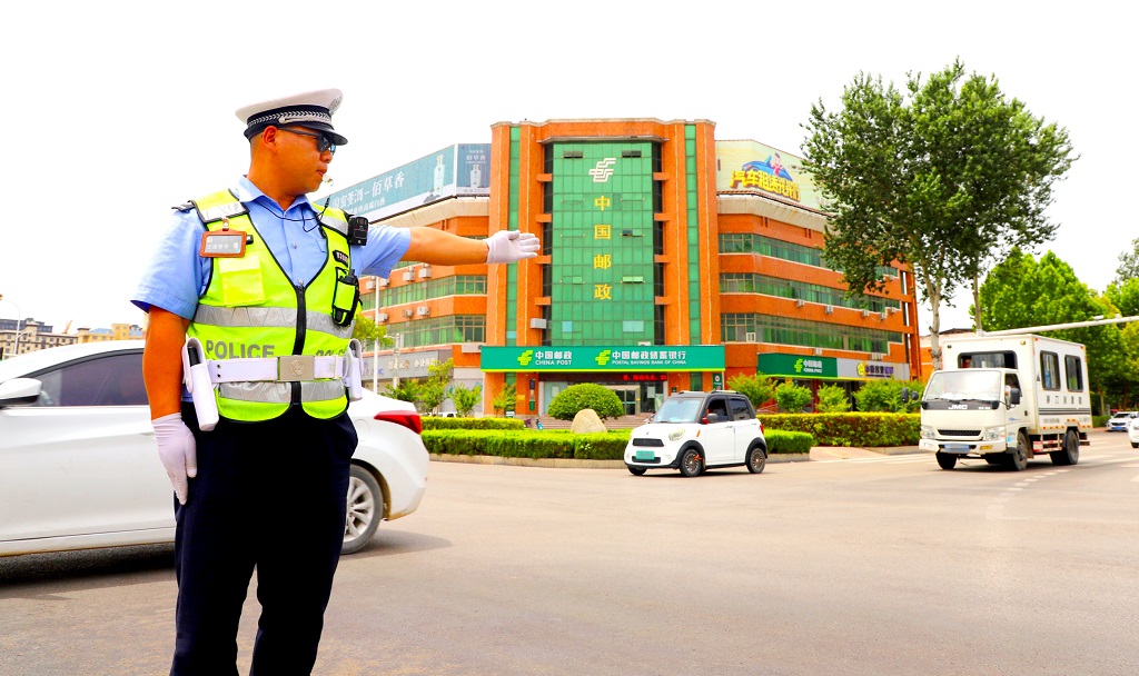 高崟人  2023.7.14   交警指揮交通.jpg