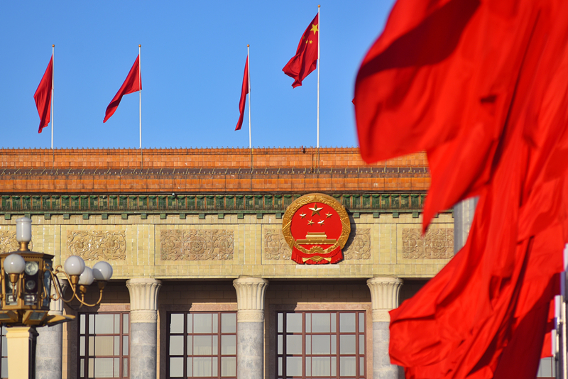 2024年3月8日，北京上空現(xiàn)“兩會藍(lán)”，人民大會堂前紅旗飄揚(yáng)。