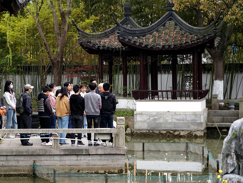 2021年3月30日，在上海交通大學(xué)南蘇園的“微型洱?！迸?，孔海南教授為學(xué)生們打造“沉浸式”思政課。