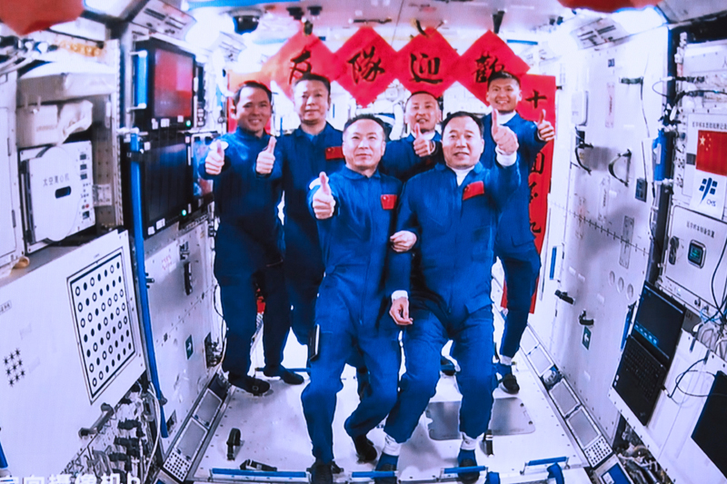 2023年5月30日，在北京航天飛行控制中心拍攝的神舟十五號航天員乘組與神舟十六號航天員乘組拍下“全家?！钡漠嬅?。