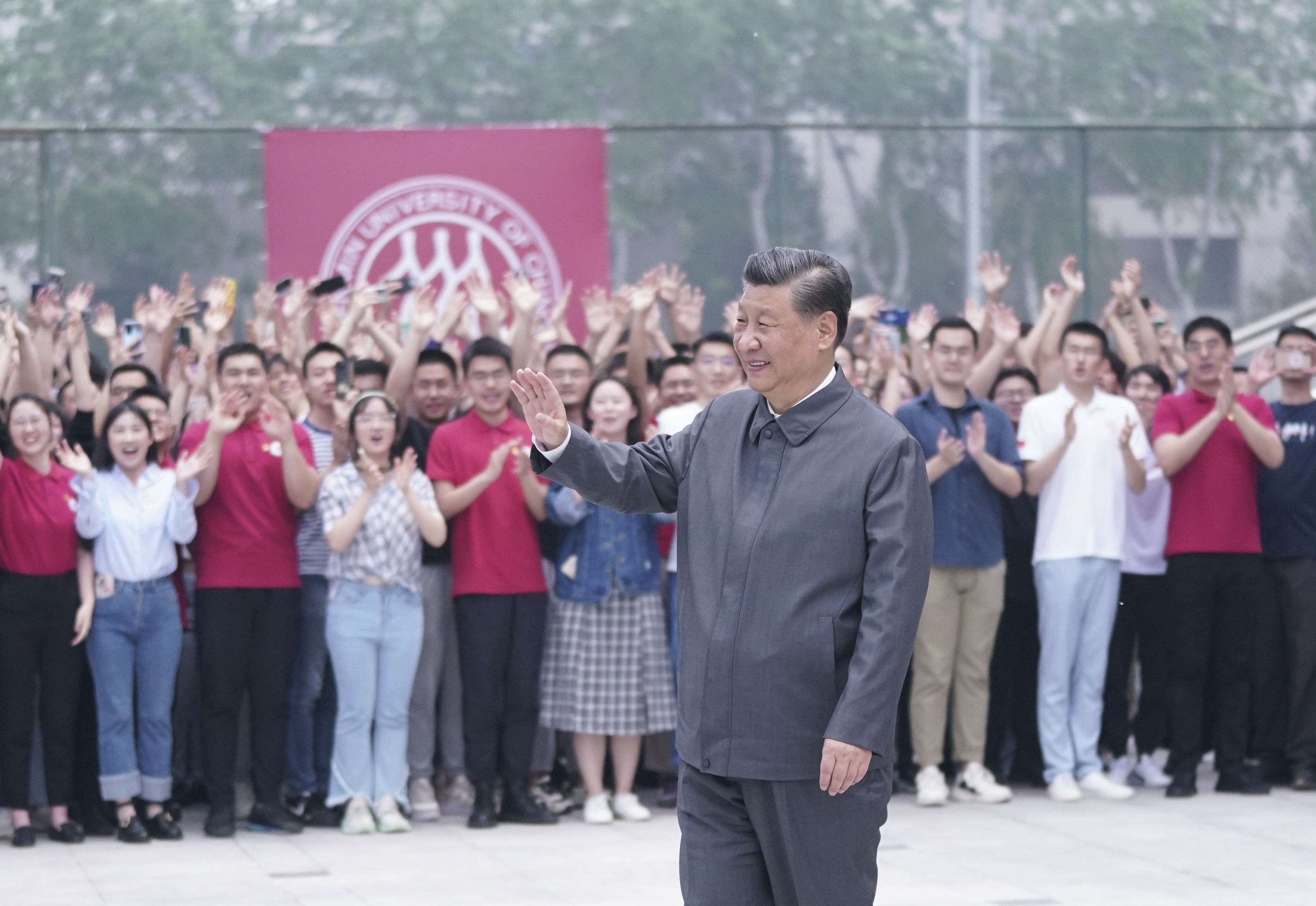 2022年4月25日，習(xí)近平總書記來(lái)到中國(guó)人民大學(xué)考察調(diào)研。這是習(xí)近平向師生們揮手致意。