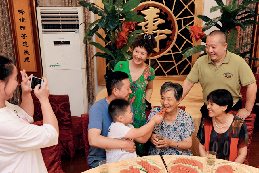 2019年9月13日，浙江南潯久安老年城餐廳， 84歲的沈?qū)W安老人（前右二）和前來看望她的親人歡聚