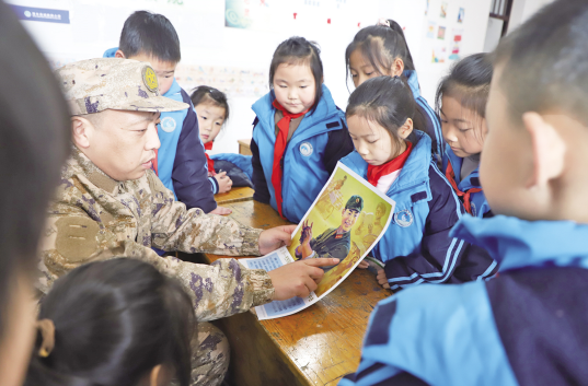 清豐縣退役軍人事務(wù)局組織退役軍人志愿者深入學(xué)校開(kāi)展“講好雷鋒故事”活動(dòng)